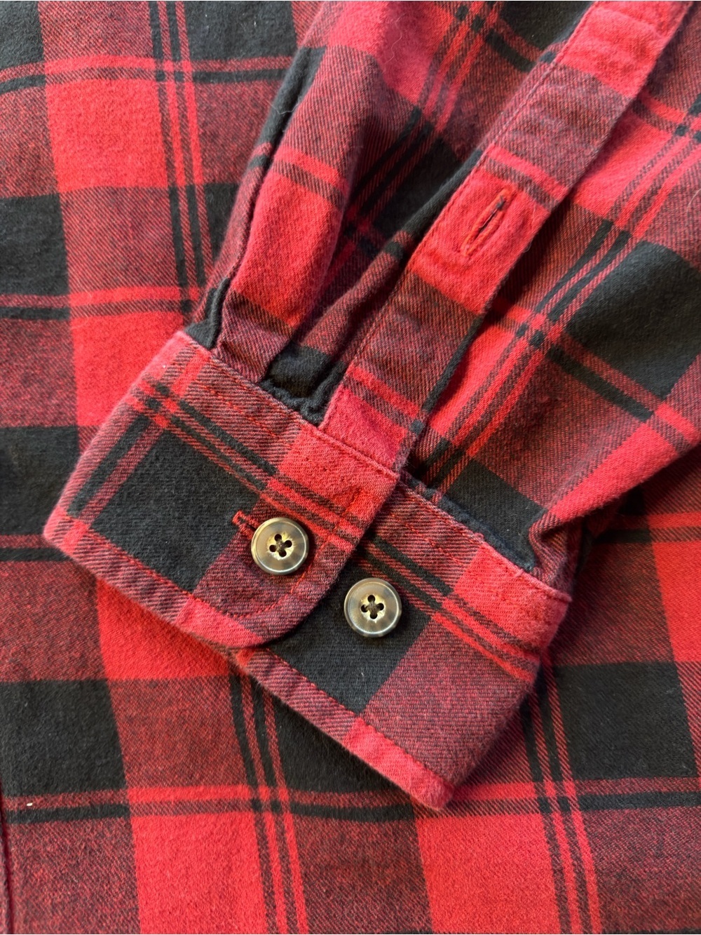 EUC Men's Duluth Red & Black Plaid Button-Down Shirt (KB7) - Picture 3 of 4